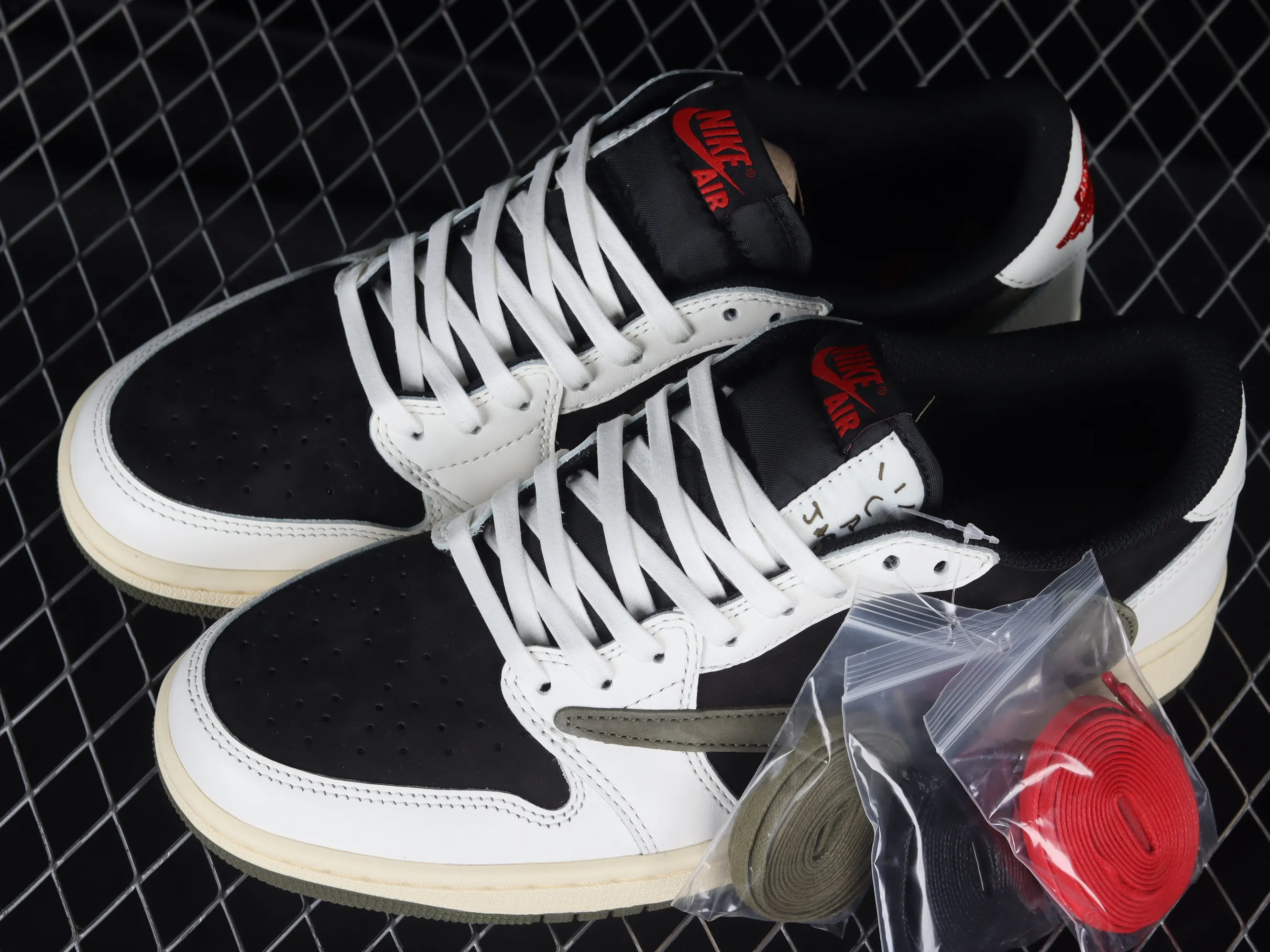 All Categories Air Jordan Jordan Series Basketball Shoes Air Jordan 1 Low Foreign Trade Version Travis Scott x Air Jordan 1 Low OG AJ1 Joe 1 Joint Undercut DZ4137-106